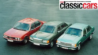 BMW 730, Mercedes 280 SE und Opel Senator stehen nebeneinander auf einem Parkplatz, eine Classic Cars-Binde befindet sich am oberen Bildrand. - Foto: Wolfgang Drehsen