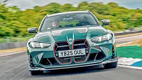 BMW M3 CS Touring (2025) fährt auf der Rennstrecke, Ansicht von vorne. - Foto: BMW