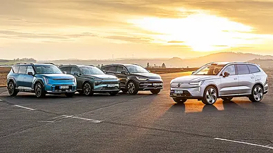 Gruppenbild mit den vier SUV Kia EV9, Xpeng G9, BYD Tang und Volvo EX90. - Foto: Frank Ratering