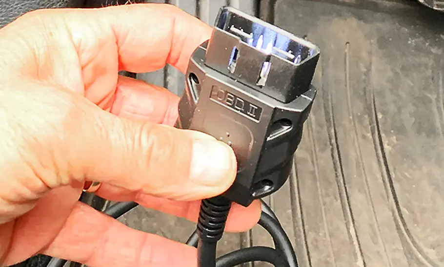 Das Datenkabel eines Kfz-Diagnosegerätes von oben fotografiert. Kfz-Diagnosegeräte im Test