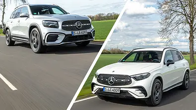 Eine Collage zeigt Mercedes GLB und GLC, die jeweils über eine Landstraße fahren und von vorne fotografiert sind. - Foto: Frank Ratering/Montage: AUTO ZEITUNG