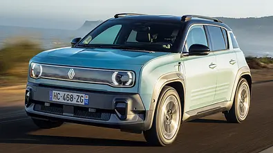 Der Renault 4 E-Tech Electric (2025) fährt eine Küstenstraße entlang, von vorne links fotografiert. - Foto: Renault