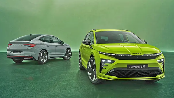 Skoda Enyaq Coupé RS Facelift (2025) stehend von schräg hinten und Skoda Enyaq RS Facelift (2025) stehend von vorne im Studio fotografiert. - Foto: Skoda