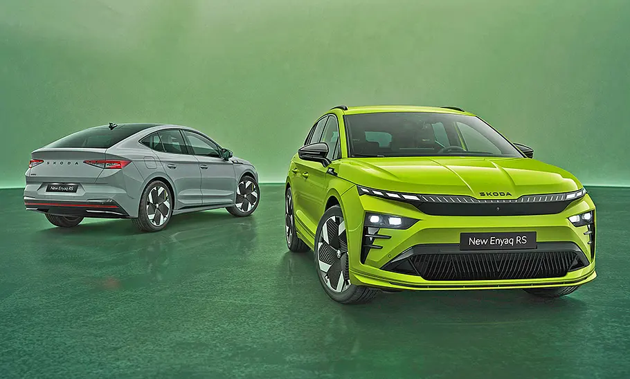 Skoda Enyaq Coupé RS Facelift (2025) & Skoda Enyaq RS Facelift (2025) Skoda Enyaq Coupé RS Facelift (2025) stehend von schräg hinten und Skoda Enyaq RS Facelift (2025) stehend von vorne im Studio fotografiert.