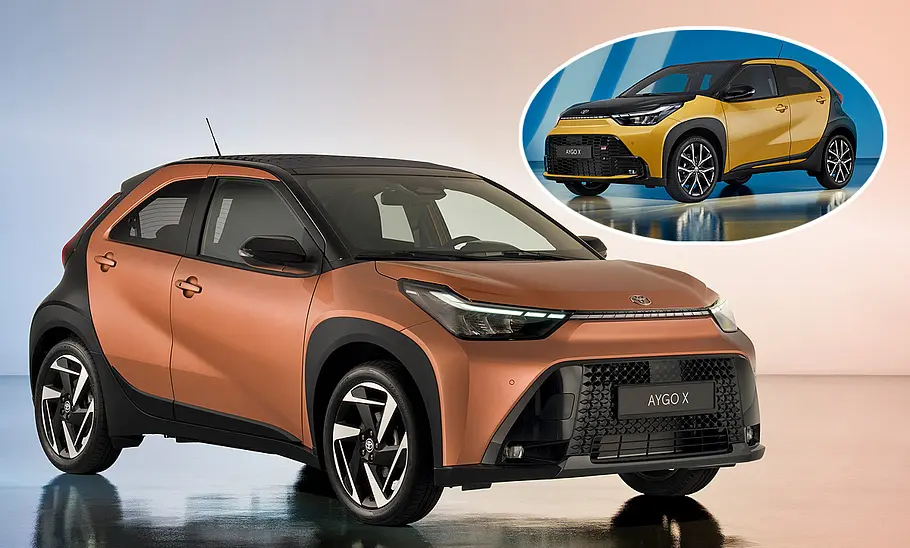 Toyota Aygo X Facelift (2025) steht im Studio, Ansicht von vorne rechts. Oben rechts eingeklingt der Toyota Aygo X GR Sport Facelift (2025) im Studio, Ansicht von vorne links.