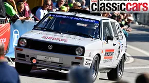 Der VW Golf 2 Pikes Peak fährt auf einer Rennveranstaltung vor Zuschauern, von vorne links fotografiert. - Foto: Hardy Mutschler