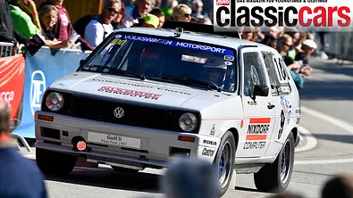 Der VW Golf 2 Pikes Peak fährt auf einer Rennveranstaltung vor Zuschauern, von vorne links fotografiert. - Foto: Hardy Mutschler