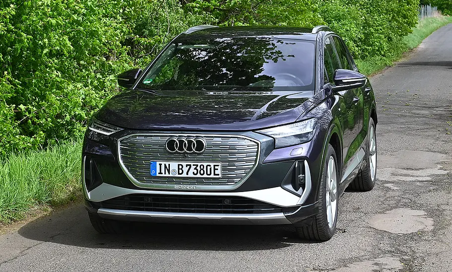 Audi Q4 45 e-tron Audi Q4 45 e-tron im Grünen fahrend von vorne.