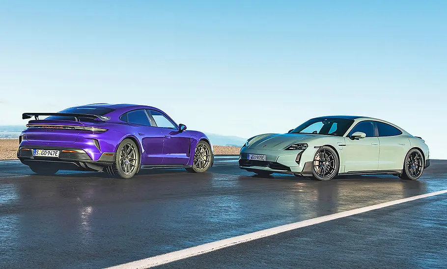 Porsche Taycan Turbo GT (2024) Der Porsche Taycan Turbo GT (2024) – zwei Modelle statisch von schräg vorne und hinten nebeneinanderstehend.