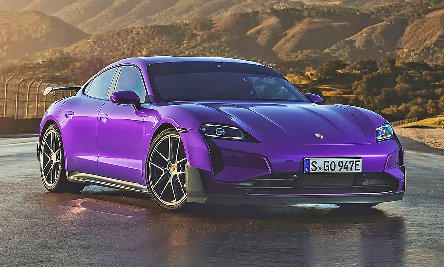 Porsche Taycan Turbo GT (2024) mit Weissach-Paket Der Porsche Taycan Turbo GT (2024) mit Weissach-Paket von schräg vorne fotografiert.