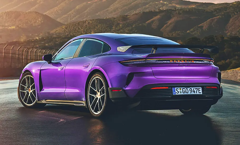 Porsche Taycan Turbo GT (2024) mit Weissach-Paket Der Porsche Taycan Turbo GT (2024) mit Weissach-Paket von schräg hinten fotografiert.