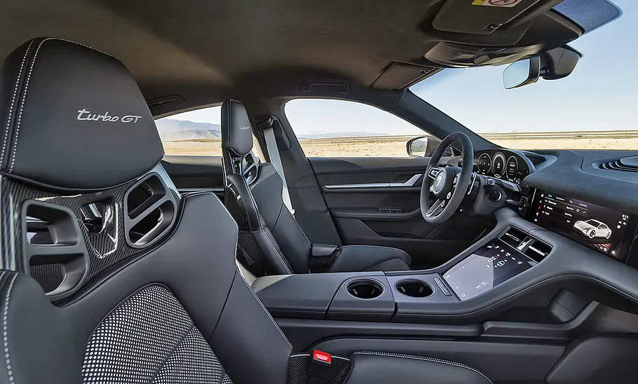 Porsche Taycan Turbo GT (2024) mit Weissach-Paket Das Cockpit und die Schalensitze des Porsche Taycan Turbo GT (2024) mit Weissach-Paket.