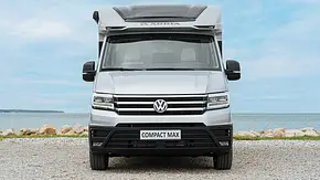 Das Bild zeigt den Adria Compact Max (2024) fotografiert von vorne. - Foto: Adria