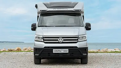 Das Bild zeigt den Adria Compact Max (2024) fotografiert von vorne. - Foto: Adria