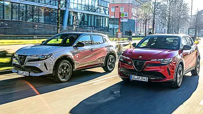 Alfa Romeo Junior Ibrida und Alfa Romeo Junior Elettrica fahren nebeneinander auf der Straße. - Foto: Frank Ratering