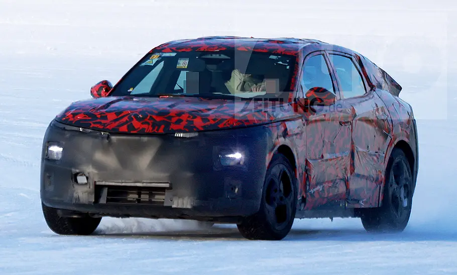 Alfa Romeo Stelvio (2026) Der Alfa Romeo Stelvio (2026) fährt als Erlkönig durch eine verschneite Landschaft, von vorne fotografiert.