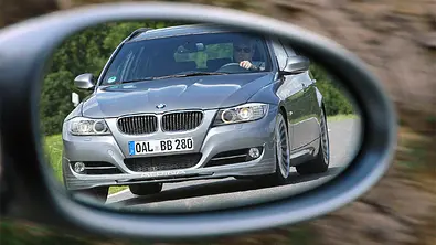 Montage von fahrendem Alpina B3 S Biturbo in Außenspiegel - Foto: AUTO ZEITUNG Archiv