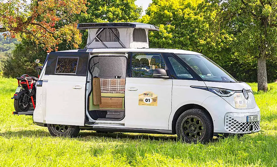 Alpincamper ID. Buzz (2025) Die Außenaufnahme zeigt den Alpincamper ID. Buzz (2025) statisch von schräg vorne rechts.