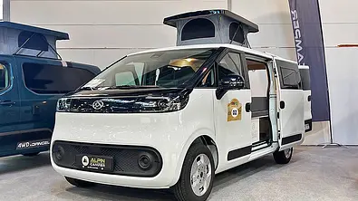 Die Außenaufnahme zeigt den Alpincamper Maxus eDeliver 5 (2025) statisch von schräg vorne links. - Foto: Dominik Mothes