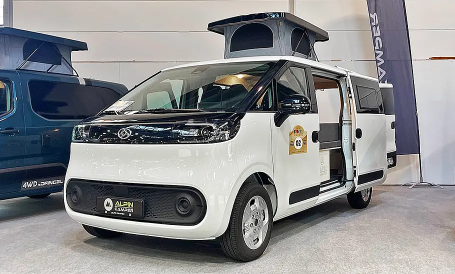 Alpincamper Maxus eDeliver 5 (2025) Die Außenaufnahme zeigt den Alpincamper Maxus eDeliver 5 (2025) statisch von schräg vorne links.
