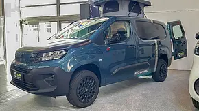 Die Außenaufnahme zeigt den Alpincamper Peugeot Partner 4x4 (2025) von schräg vorne links. - Foto: Dominik Mothes Die Außenaufnahme zeigt den Alpincamper Peugeot Partner 4x4 (2025) von schräg vorne links. - Foto: Dominik Mothes
