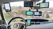 Sechs Android Auto und CarPlay-Displays in einem Auto befestigt, fotografiert von vorne. - Foto: AUTO ZEITUNG