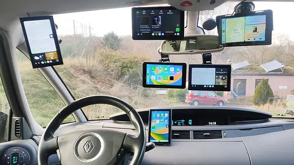 Sechs Android Auto und CarPlay-Displays in einem Auto befestigt, fotografiert von vorne. - Foto: AUTO ZEITUNG