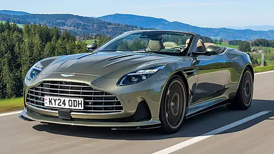 Aston Martin DB12 Volante (2024) in grün, fahrend, Ansicht von vorne links - Foto: Aston Martin