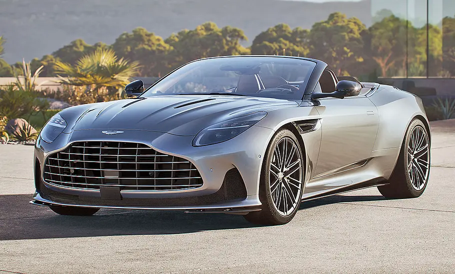 Aston Martin DB12 Volante (2023) Der Aston Martin DB12 Volante (2023) stehend von schräg vorne fotografiert.