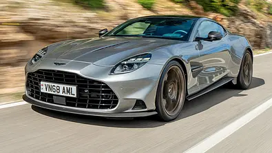 Fahrender Aston Martin Vanquish (2024) in seitlicher Ansicht. - Foto: Aston Martin