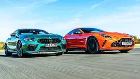 Der BMW M8 Competition & der Aston Martin Vantage V8 fahren nebeneinander auf der Rennstrecke her. Blick von vorne. - Foto: Frank Ratering