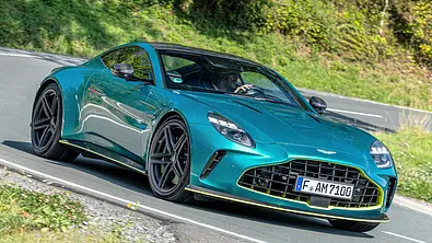 Aston Martin Vantage V8 fährt durch eine Linkskurve, von vorne rechts fotografiert. - Foto: Frank Ratering
