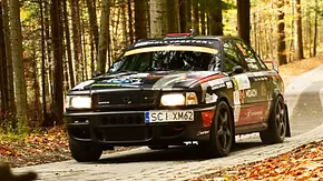 Der Audi 80 VR5T bei Wertungsprüfung im Wald, fotografiert von schräg vorne. - Foto: Audi VR5T Rallye Team via Facebook
