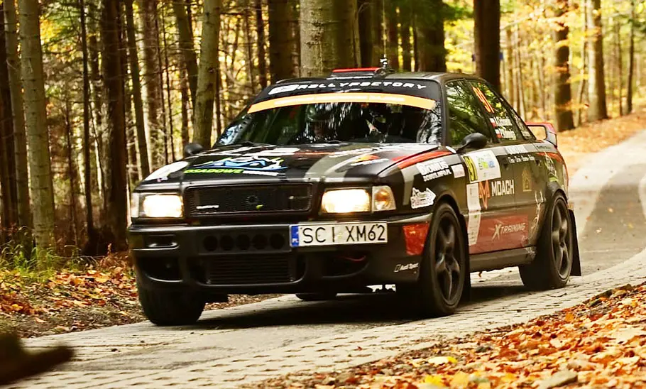 Der Audi 80 VR5T bei Wertungsprüfung im Wald, fotografiert von schräg vorne.