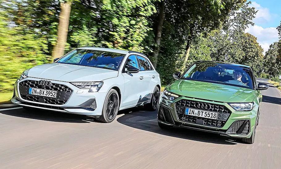 Blick von schräg vorne auf die fahrenden Autos Audi A3 und Audi A1.
