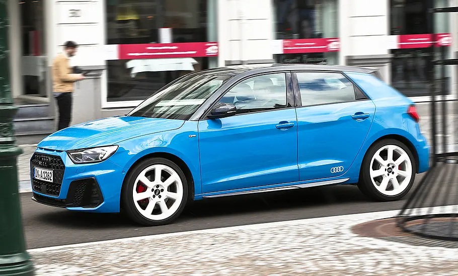 Audi A1 (2018) Der Audi A1 (2018) fährt durch eine Innenstadt, von links fotografiert.