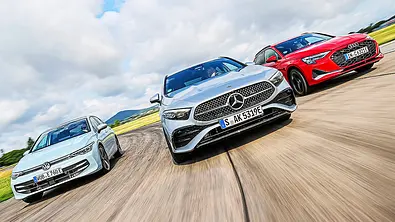 Gruppenbild mit Blick von vorne auf den VW Golf, Mercedes A-Klasse und Audi A3, die in Formation nebeneinander herfahren. - Foto: Daniela Loof