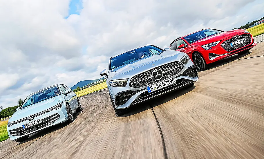 Gruppenbild mit Blick von vorne auf den VW Golf, Mercedes A-Klasse und Audi A3, die in Formation nebeneinander herfahren.