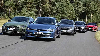 Audi A3, VW Golf, Skoda Octavia, Hyundai i30 und Kia Ceed fahren in einer Formation über eine Straße. - Foto: Daniela Loof
