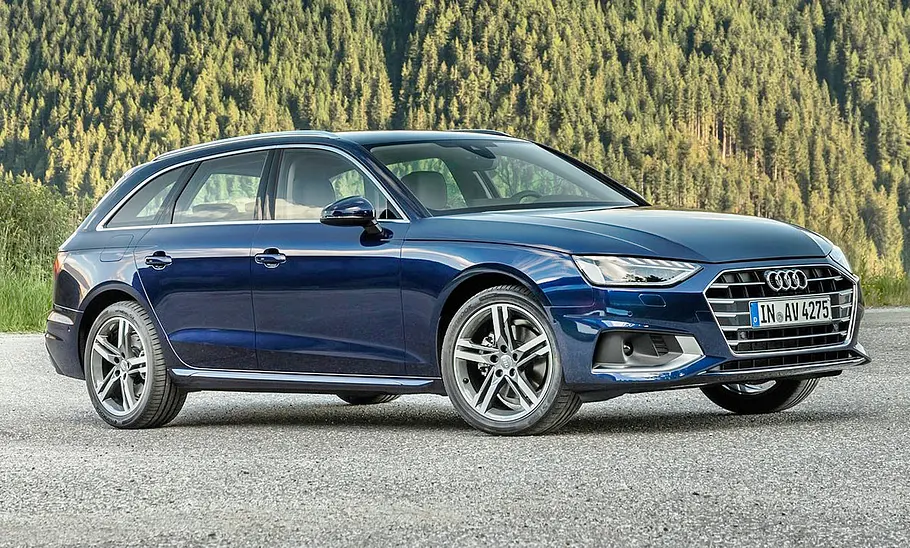 Der Audi A4 Avant (2019) steht vor einem Waldpanorama, von vorne rechts fotografiert.