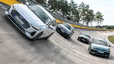 Audi A5 Avant, BMW 3er Touring, Volvo V60 und VW Passat fahren in einer Formation durch eine Steilkurve im Contidrom bei Hannover. - Foto: Daniela Loof