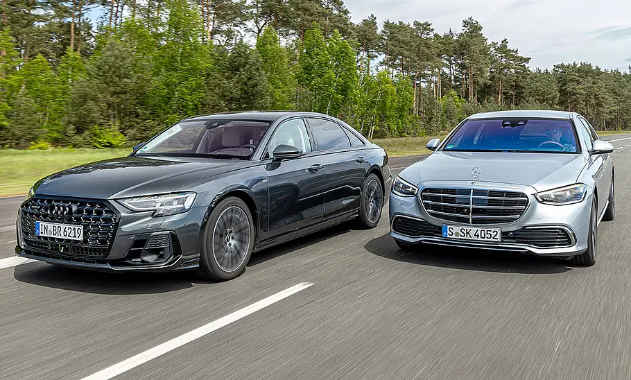 Audi A8 L/Mercedes S-Klasse lang; nebeneinander fahrend von vorne rechts, Audi weiter vorne