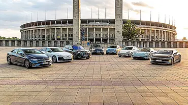 Gruppenbild mit den acht Elektroautos Mercedes EQS, Audi A6 e-tron, BMW iX, Volvo EX90, Kia EV3, Hyundai Ioniq 6, Porsche Taycan und Lucid Air. - Foto: Frank Ratering Gruppenbild mit den acht Elektroautos Mercedes EQS, Audi A6 e-tron, BMW iX, Volvo EX90, Kia EV3, Hyundai Ioniq 6, Porsche Taycan und Lucid Air. - Foto: Frank Ratering