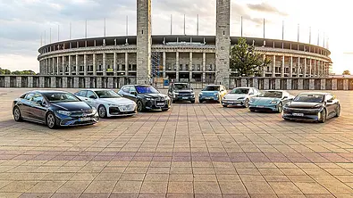Gruppenbild mit den acht Elektroautos Mercedes EQS, Audi A6 e-tron, BMW iX, Volvo EX90, Kia EV3, Hyundai Ioniq 6, Porsche Taycan und Lucid Air. - Foto: Frank Ratering