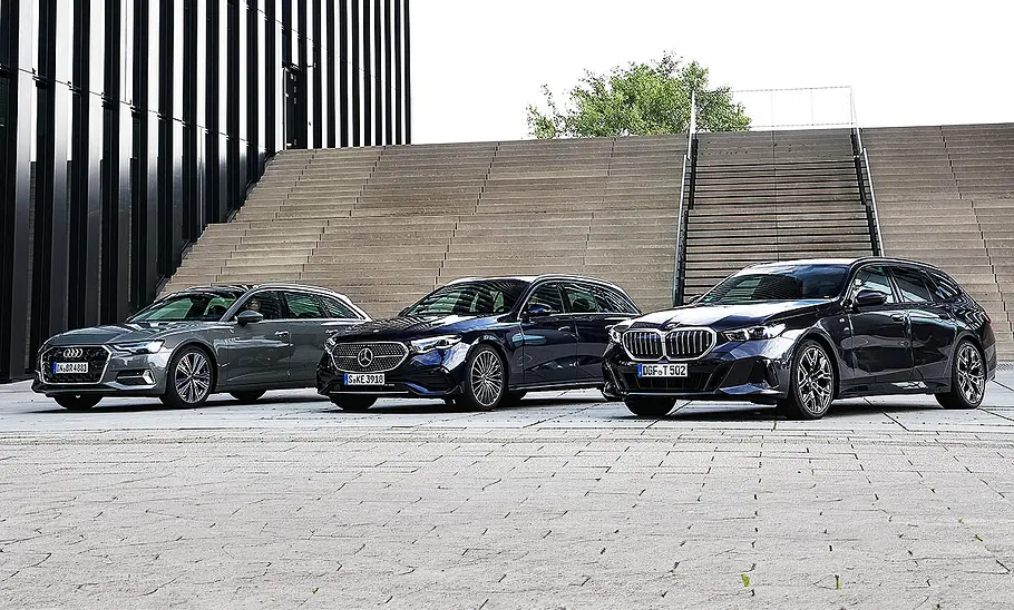 Audi A6 Avant/Mercedes E-Klasse T-Modell/BMW 5er Touring; stehende Autos; Gruppenbild; Kombis; Außenansicht; Frontansicht