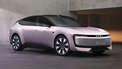 Der AUDI E5 Sportback (2025) steht in Studioumgebung, von vorne rechts fotografiert. - Foto: Audi