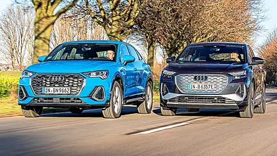 Blick von vorne auf die fahrenden Fahrzeuge Audi Q3 Sportback und Audi Q4 e-tron Sportback. - Foto: Frank Ratering