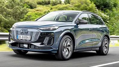 Audi Q6 e-tron (2024); fahrend, schräg vorne - Foto: Audi