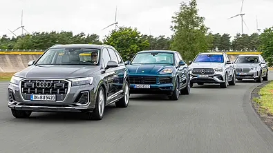 Audi Q7/Porsche Cayenne/Mercedes GLE/BMW X5; in Reihe fahrend von vorne fotografiert - Foto: Frank Ratering