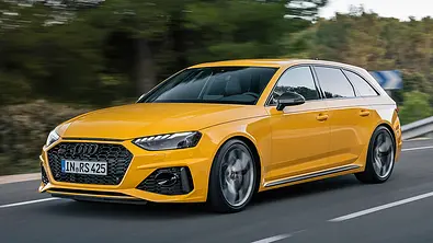 Audi RS 4 Avant Edition 25 Years in Imolagelb, fahrend, von schräg vorne - Foto: Audi